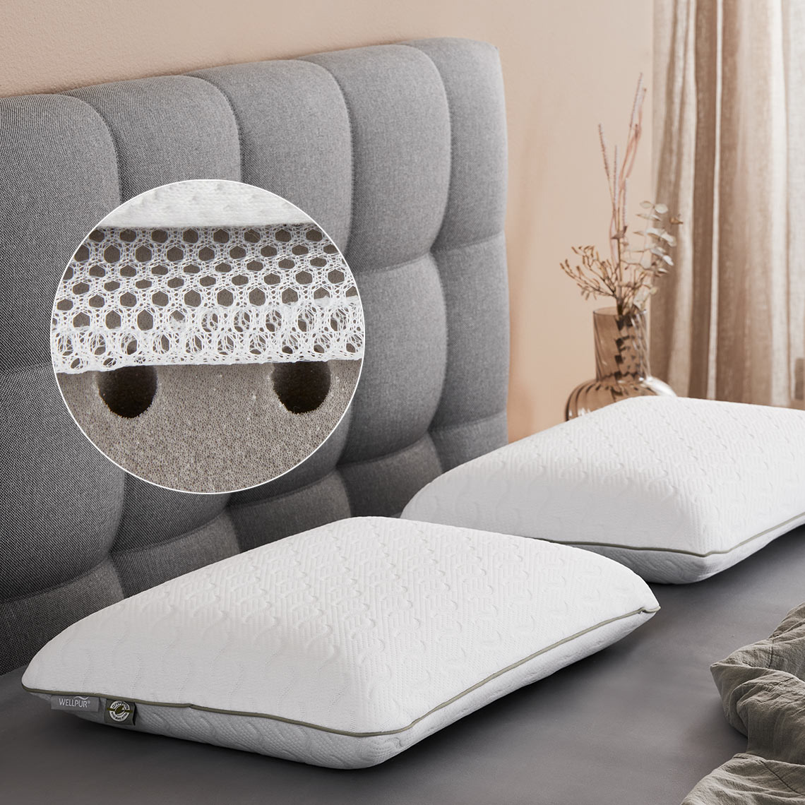 I guanciali in Memory Foam VONGSEN hanno dei fori nell’imbottitura per il ricircolo dell’aria Due guanciali in Memory Foam su un letto con fori nell’imbottitura