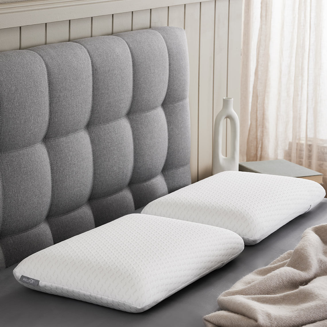 Guanciali in memory foam VIGLEN Due guanciali in memory foam su un letto