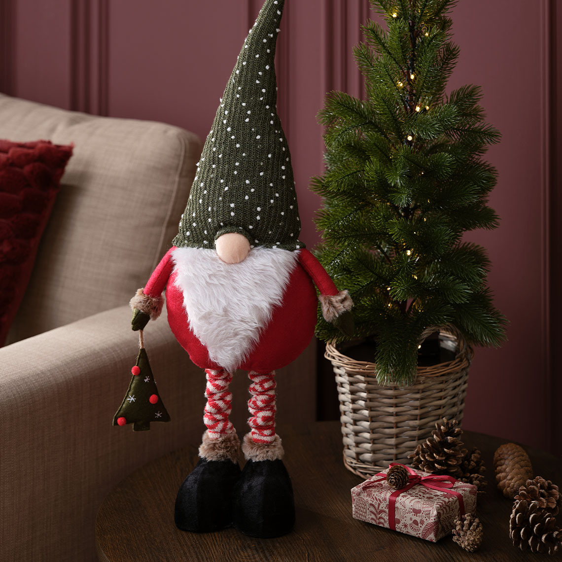 Elfo natalizio scandinavo con naso a bottone, barba bianca e cappello grigio