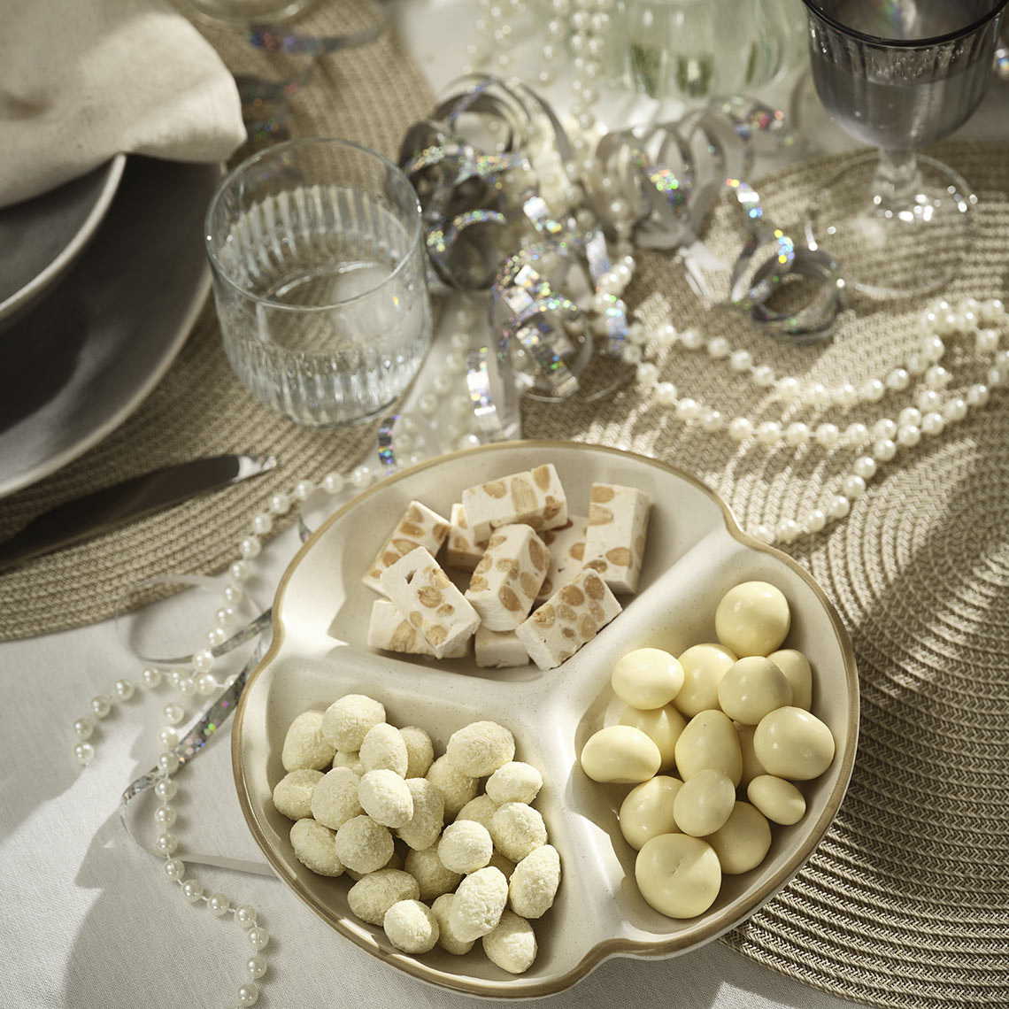 Tavola apparecchiata a festa con ciotola porta sneak 