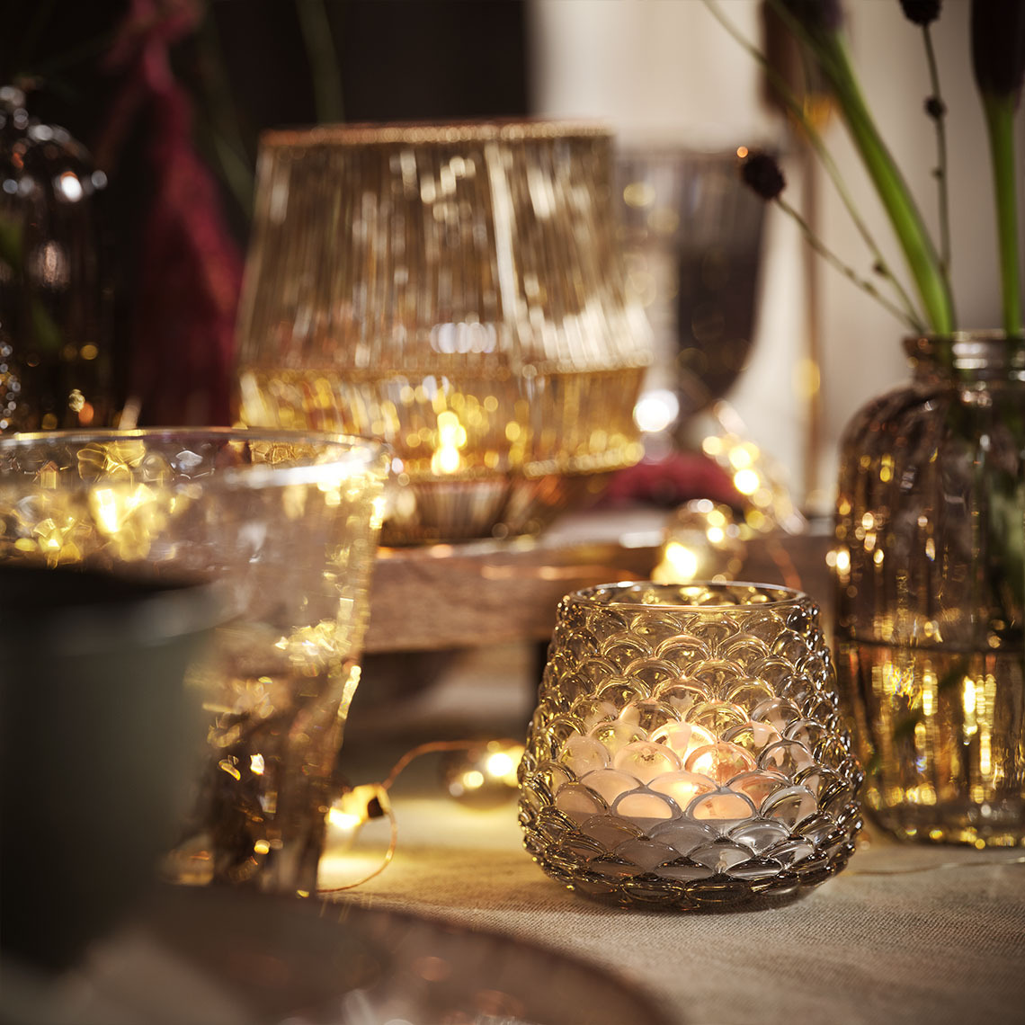 Portacandele BIFROS Tavolo da pranzo illuminato da candele, lumini da te in portacandele e lucine a stringa per un’atmosfera natalizia calda e accogliente