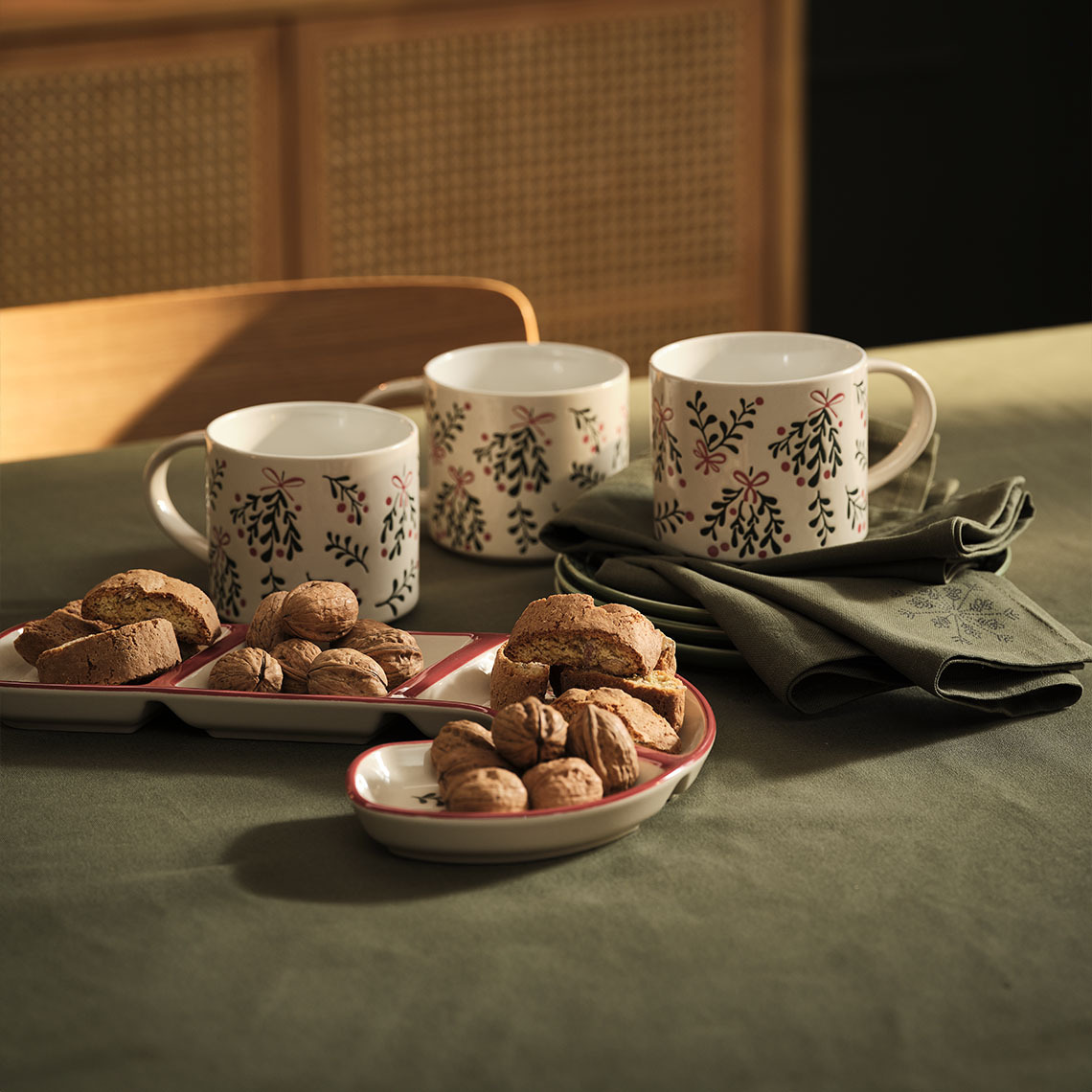 Tazza e ciotola LIN e tovalia e tovaglioli STJERNESTEN Ciotole, tazze e candele natalizie su un tavolo