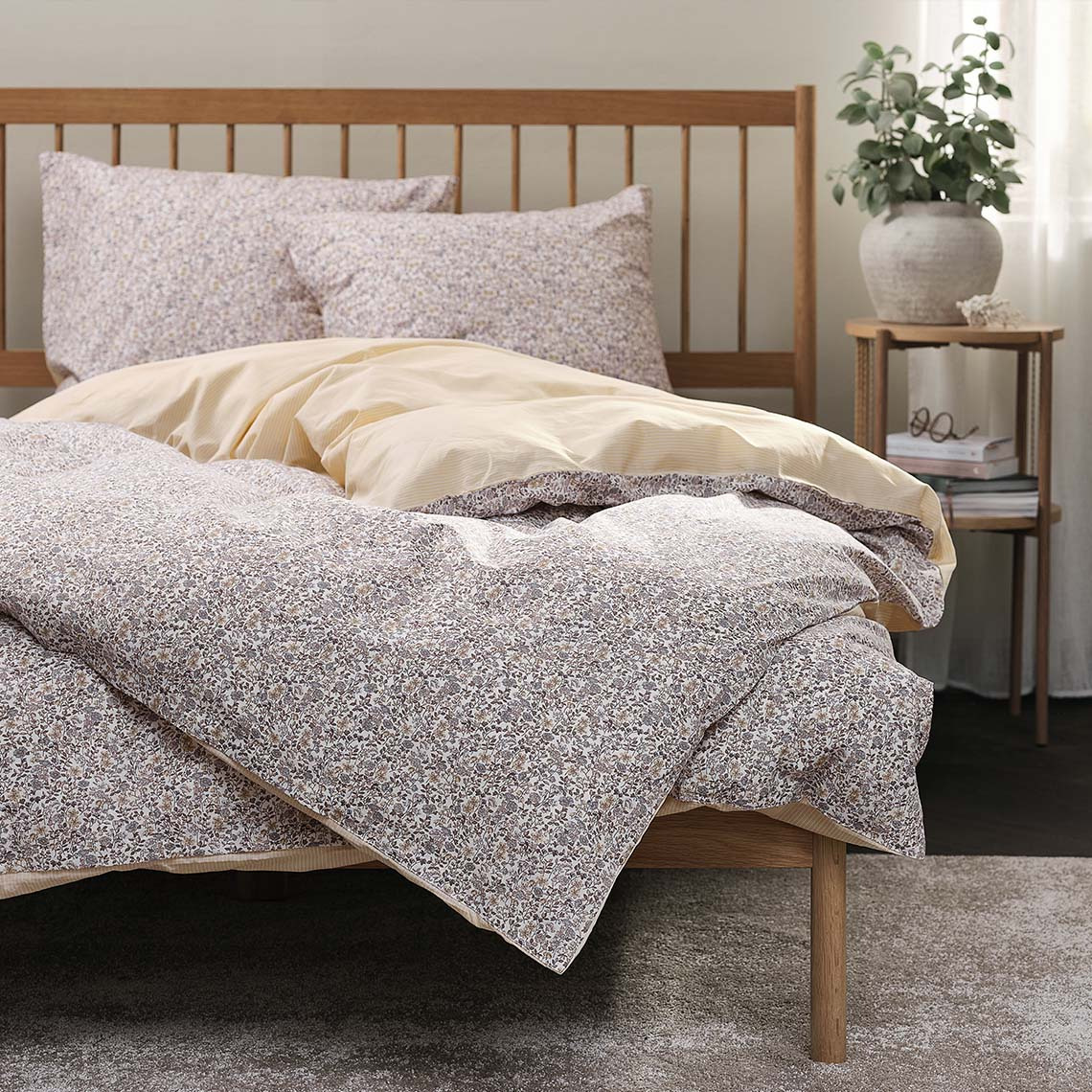 Completo copripiumino NIKOLINE Completo copripiumino con motivo floreale nei colori lilla chiaro e giallo