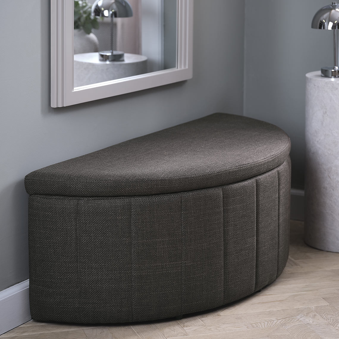 Panca scura rivestita in tessuto