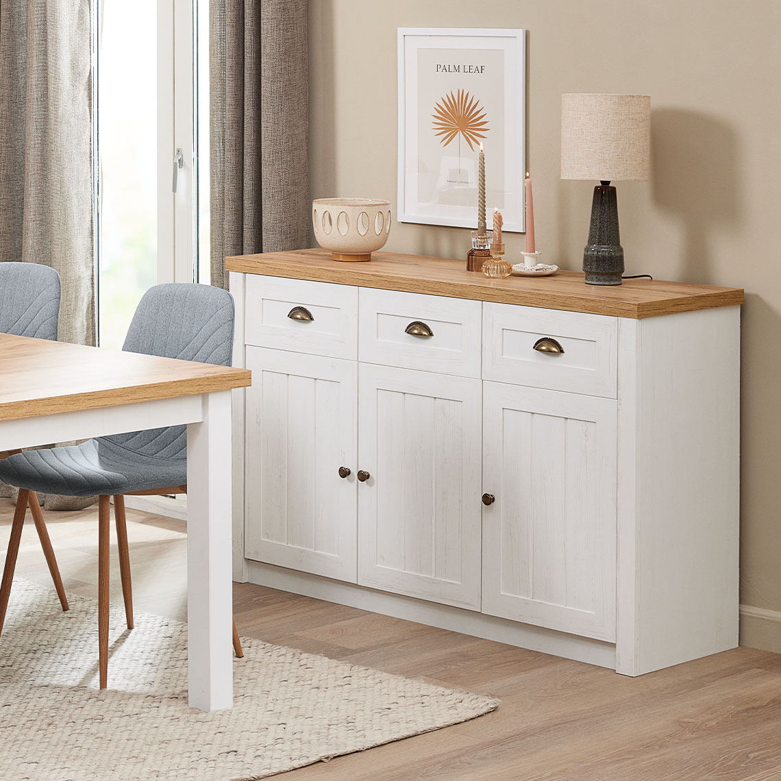 Credenza in bianco e rovere naturale come soluzione contenitiva per il soggiorno