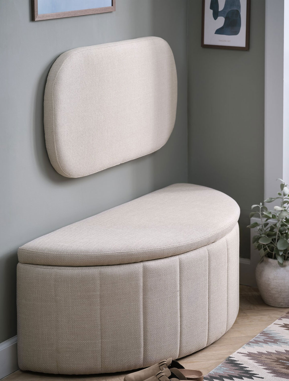 Panca in tessuto beige e poggiaschiena in tessuto beige