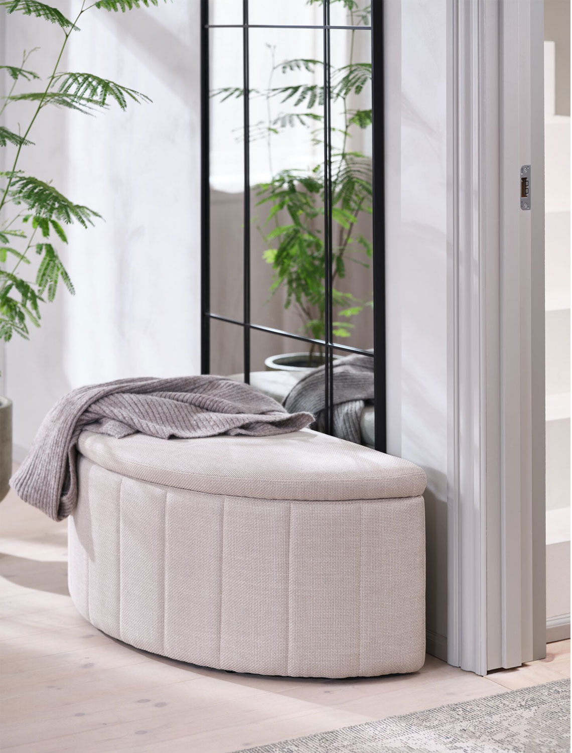 Panca con contenitore in tessuto beige e specchio alto