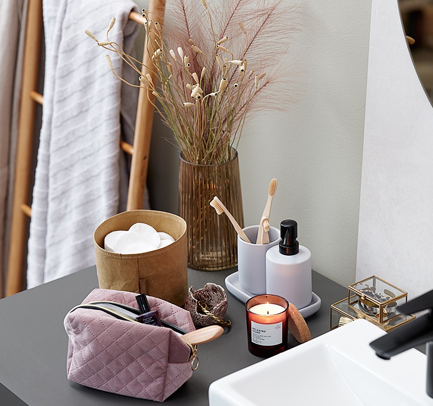 Candela profumata, set da bagno e beauty case come arredo bagno