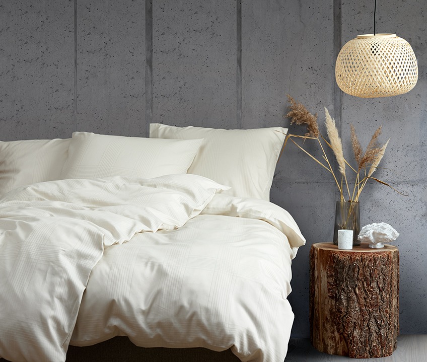 Completo letto CILJE color sabbia, caso ROY, candela profumata ANTON e corallo decorativo TORLEK Elegante camera da letto dal tranquillo look nordico e letto realizzato con biancheria color sabbia