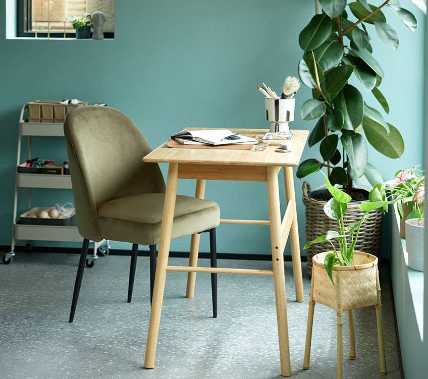 Scrivania VANDSTED, sedia VASBY e vaso MIKKI Sedia verde oliva con una scrivania in bambù
