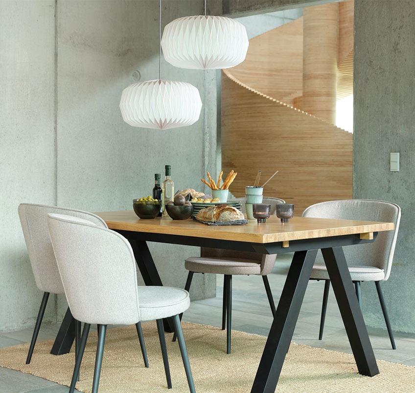 Tavolo da pranzo NEW YORK con sedie da pranzo RISSKOV e lampadari VALDER Tavolo da pranzo con quattro sedie in grigio con gambe nere e due lampadari bianchi