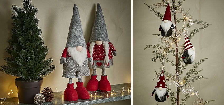 Elfi in rosso e grigio. Una coppia di elfi sulla mensola e tre piccoli elfi sull'albero
