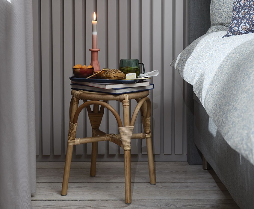 Sgabello JUNGHOLM, candeliere THRISTAN e tazza di vetro ANDERS Sgabello con libri e colazione in camera da letto