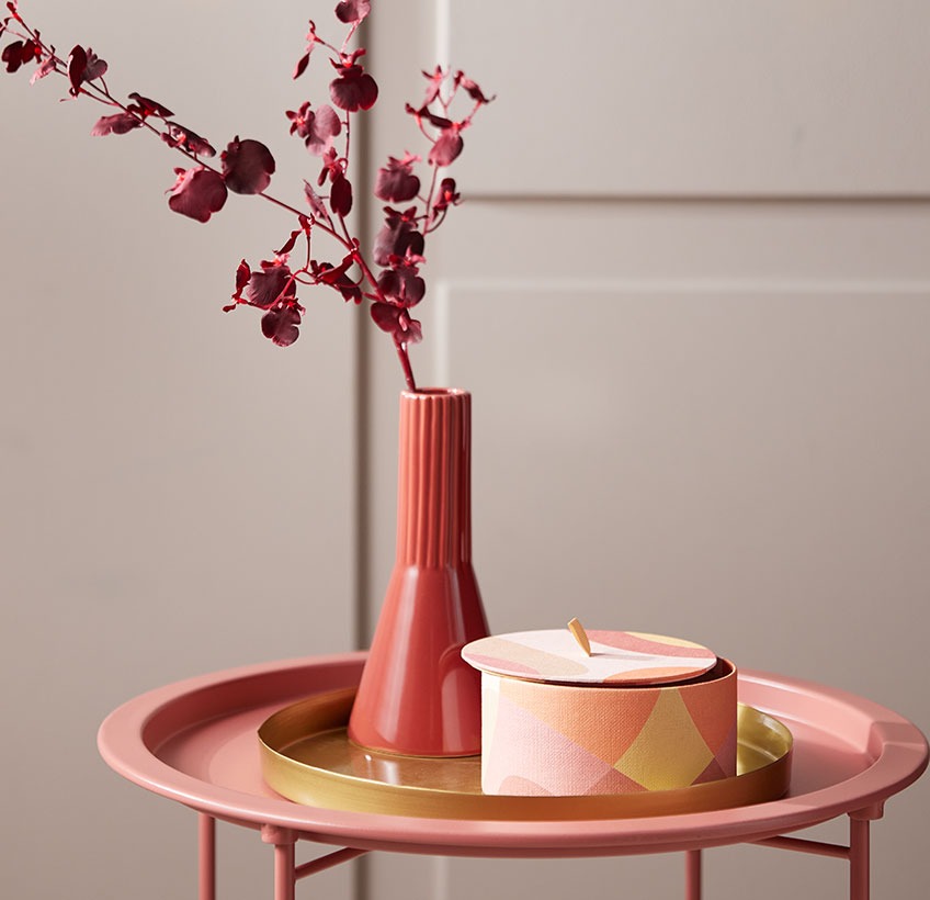 Vaso EGMUND e scatola rotonda OLA con vassoio decorativo Vaso rosso e scatola rotonda su un vassoio decorativo color ottone