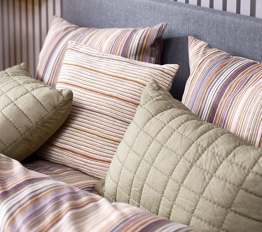 Cuscini verdi VALMUE, cuscini a righe MARSFIOL e biancheria da letto ABBIE Lenzuola a righe con cuscini decorativi a righe e cuscini verdi
