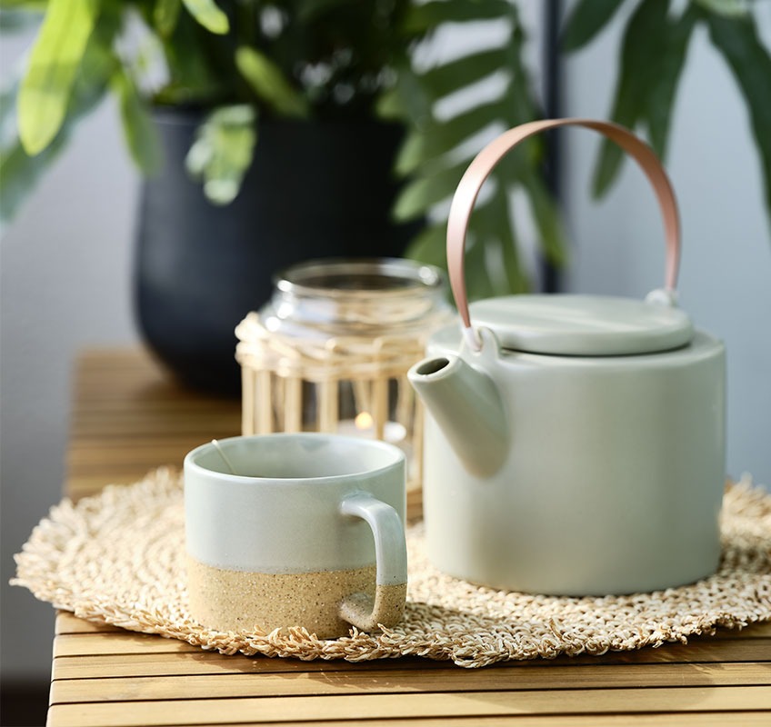 Panca da giardino UGILT, teiera GAUTE e tazza HALFDAN Panca da giardino con teiera e tazza posta sopra