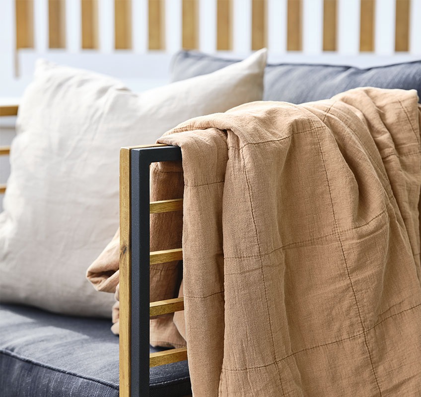 VALMUE quilted blanket Lounge chair with orange quilted blanket