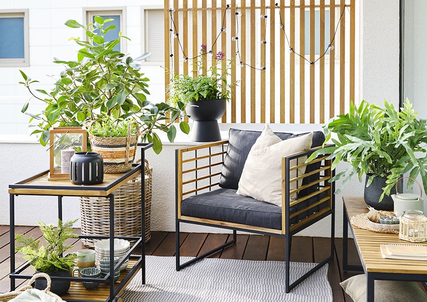 SANSEBIE, RUSTAND and LOMVI garden planters Balcony decorated with green plants in different sizes
