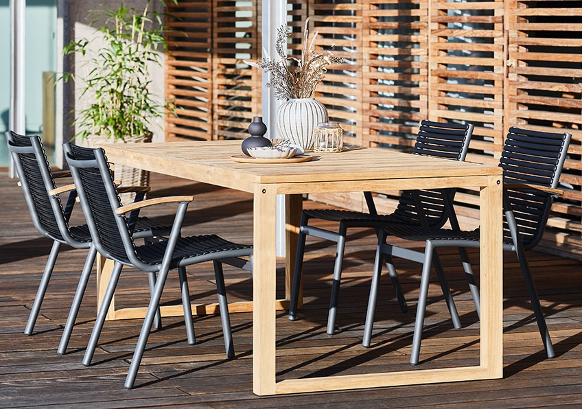 Sedie impilabili SADBJERG e tavolo da giardino EBBESKOV Sedie impilabili da giardino in alluminio riciclato e plastica riciclata e tavolo da giardino in legno riciclato