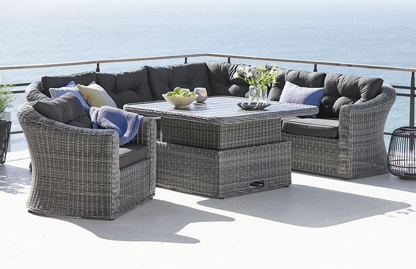 Set lounge grigio con divano angolare, sedia e tavolo regolabile