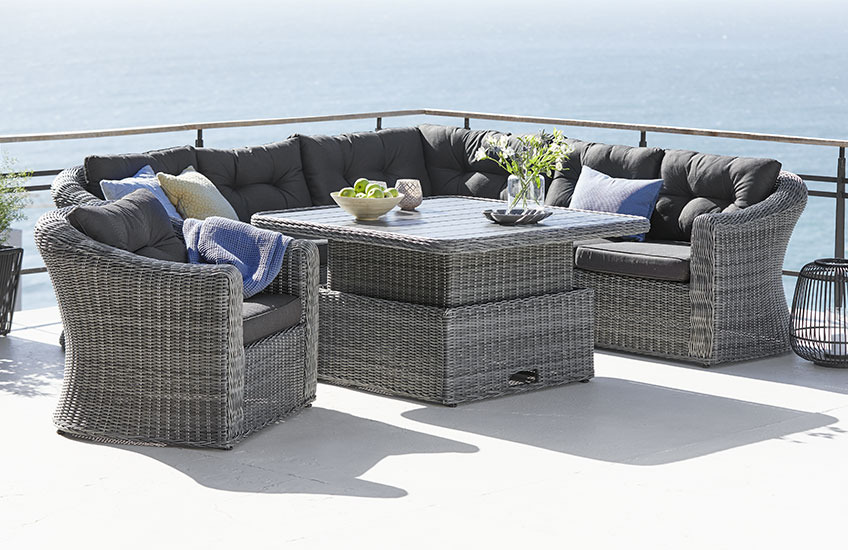 Set lounge TAMBOHUSE grigio Set lounge grigio con divano angolare, sedia e tavolo regolabile