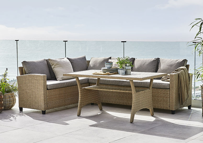 Set lounge con divano angolare e tavolino in rattan