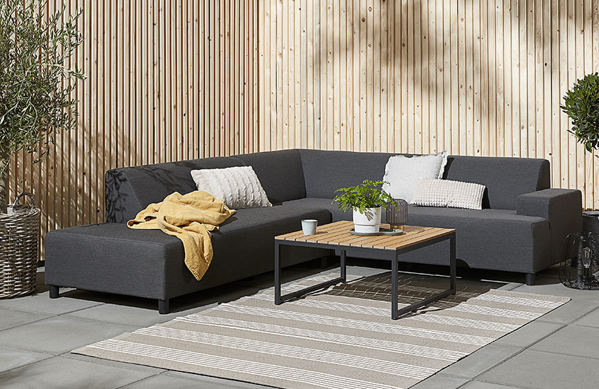 Set lounge con tavolino GAMST e divano angolare UHRE Grande divano angolare da giardino con tavolino lounge in legno
