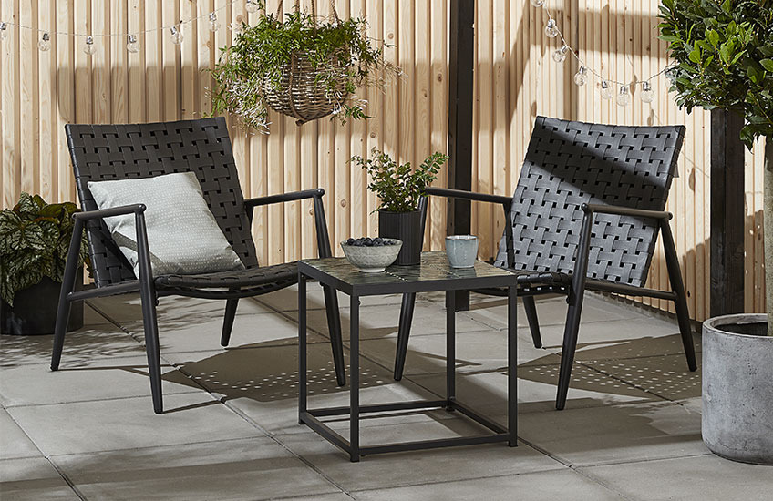 Set lounge con tavolino UDSTRUP e poltroncine EDDERUP Set lounge nero con tavolino e due poltroncine lounge