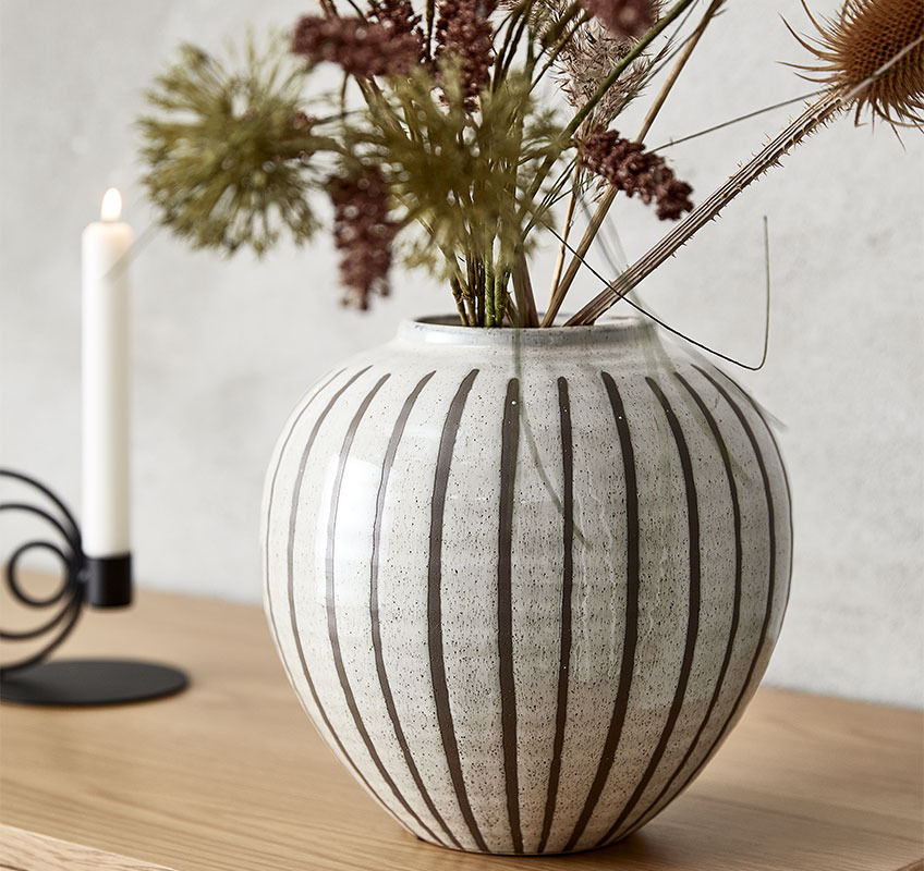 Vaso SOFUS Vaso tondeggiante, grigio chiaro con strisce verticali marroni