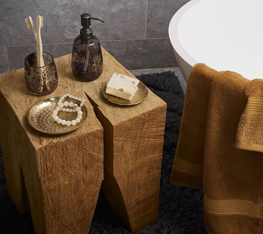 Grande blocco di legno con vassoi, portaspazzolino e distributore di sapone in un bagno
