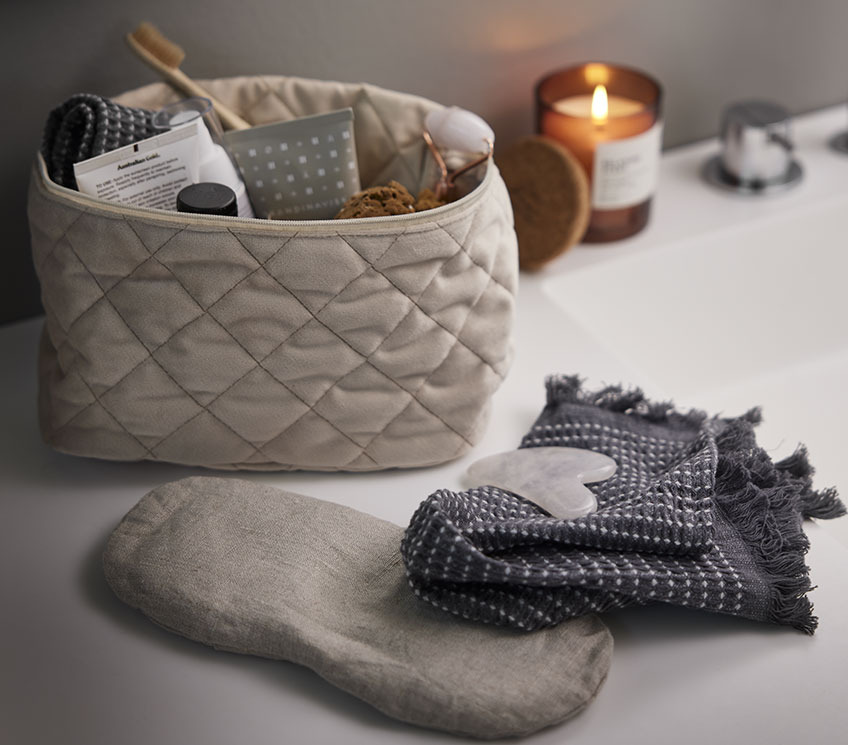 Maschera per gli occhi RUTVIK, rullo per il viso e pietra da massaggio VALLSTA, trousse KNIVSTA e panni per il viso FRISTAD. Trousse con rullo per il viso, maschera per gli occhi, pietra da massaggio e panni per il viso