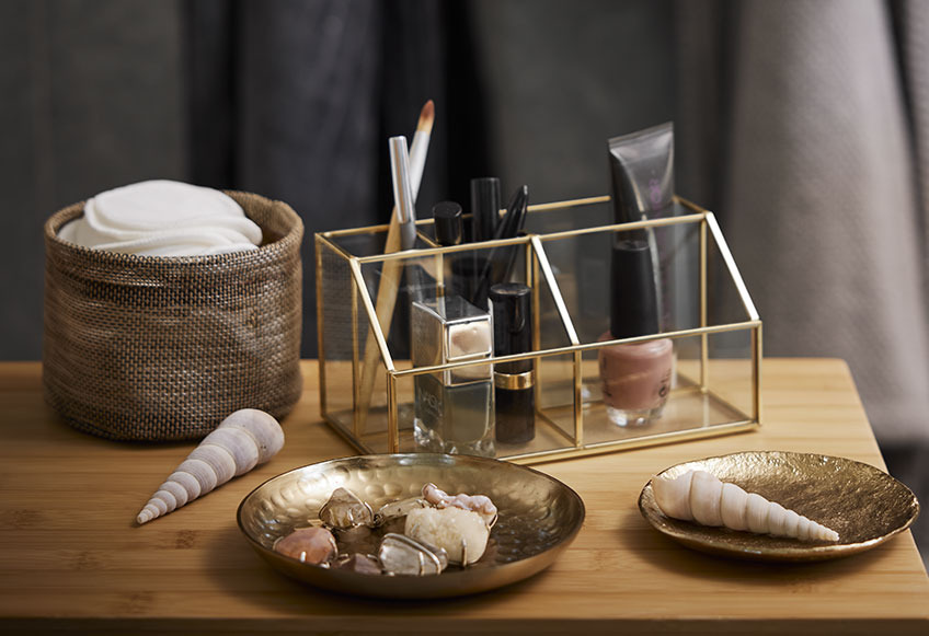 Makeup organizer VIKEN, cesto MATFORS, vassoi EDSELE e dischetti per il trucco VAD. Cestino con dischetti per il trucco, makeup organizer in vetro e oro e vassoi in oro