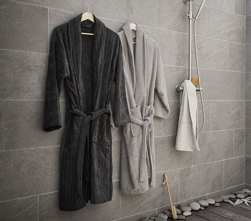 Accappatoio TOLLARP grigio scuro, accappatoio BULLMARK grigio chiaro, asciugamano SORUNDA e spazzola da bagno VALJE Bagno con accappatoi, telo bianco e spazzola da bagno