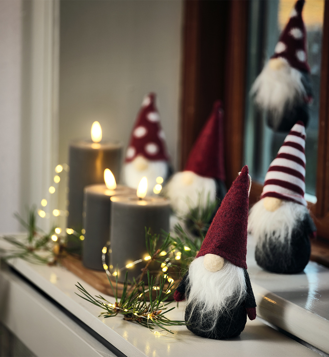 Elfi natalizi e candele grigie