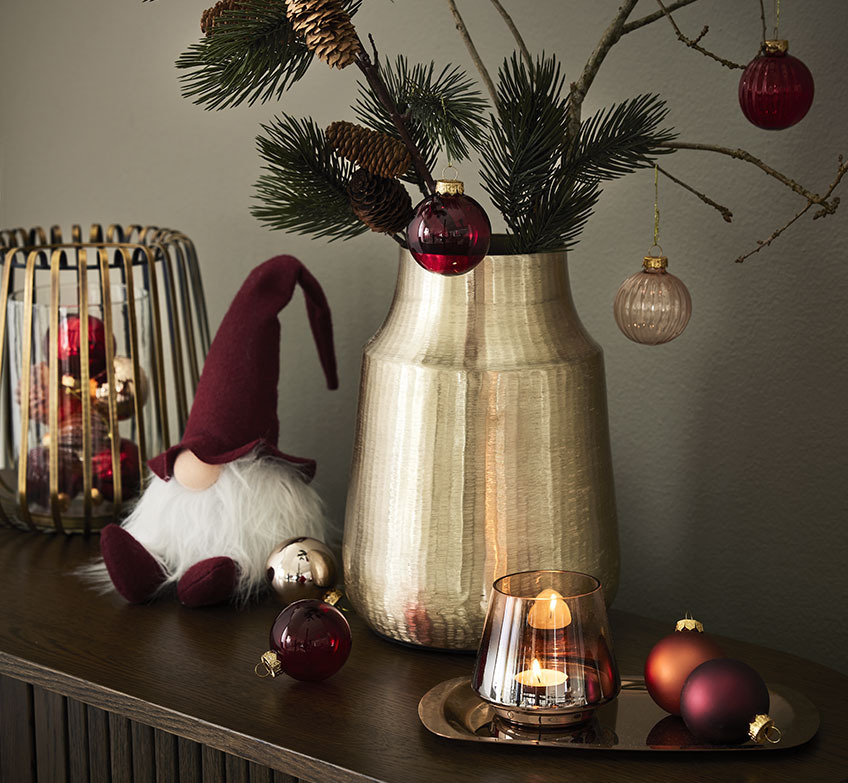 Portacandele FENJA riempito con palle di Natale STJERNE, elfo natalizio NABBI, vaso MALIAS e vassoio decorative FREKE con portacandele BRYNJE Portacandele dorato, elfi natalizi e vaso dorato con rami di abete e decorazioni natalizie