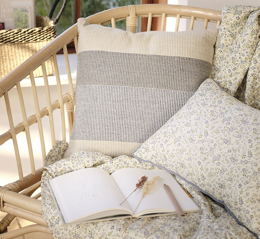 LISELEJE sofa with FRESIA quilted blanket and cushions Sofa with quilted blanket and floral cushions