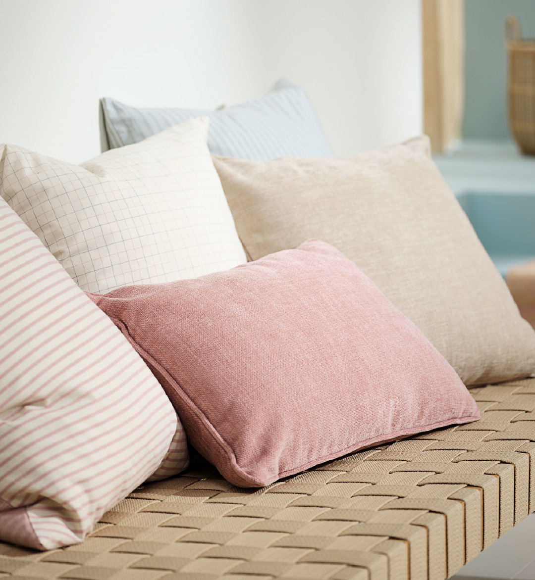 Cuscini colorati su divanetto