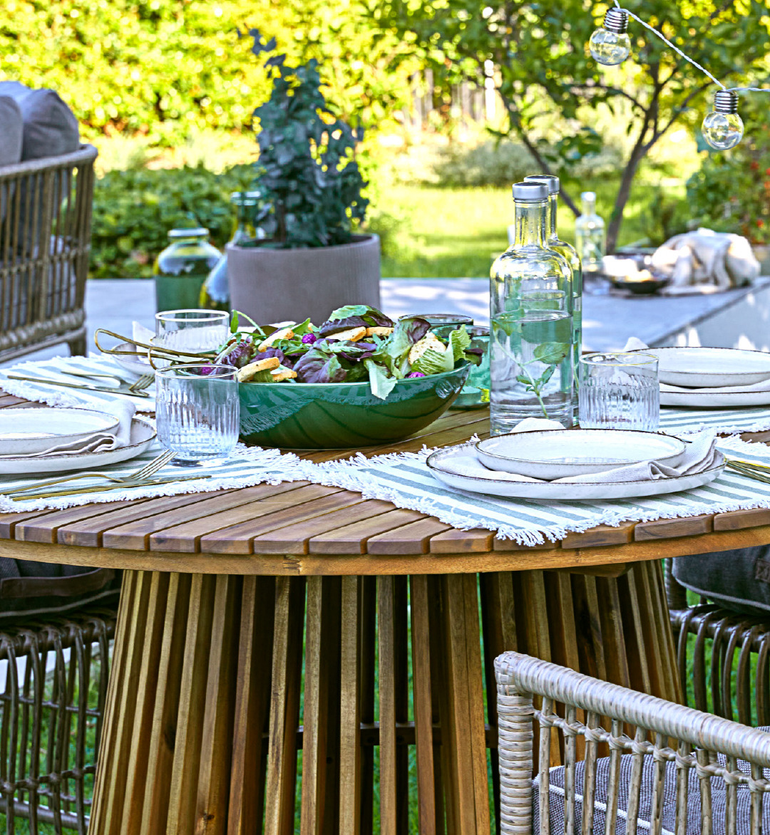 Tavolo da giardino rotondo in legno con base conica in stile cannetté