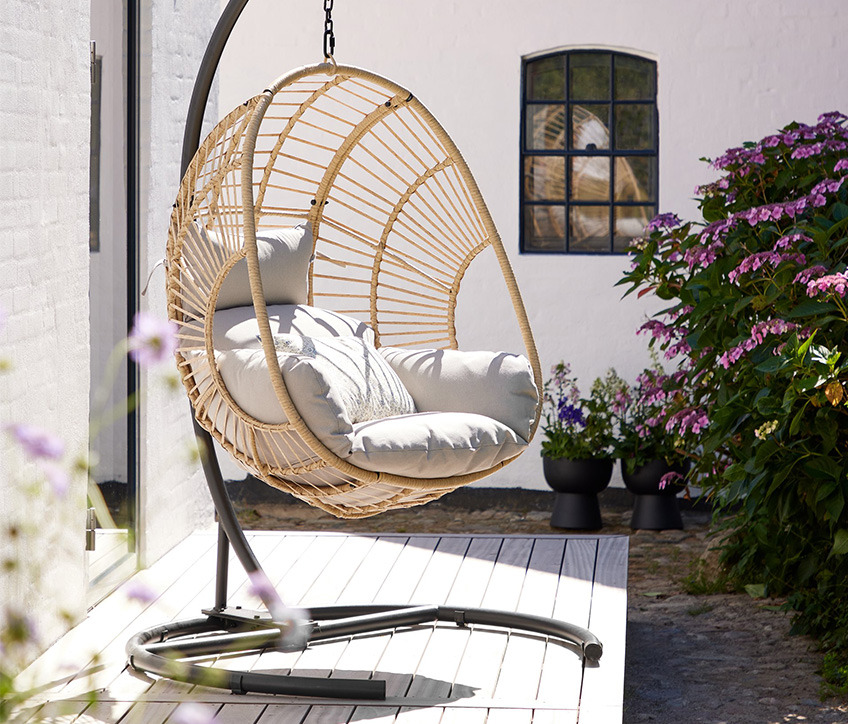 https://jysk.it/sites/jysk.it/files/styles/full_optimized/public/image/tooltips/2023-03/Body%201%20-%20The%20hammock%20chair%20-%20An%20outdoor%20centrepiece.jpg?itok=oBlDjtnt