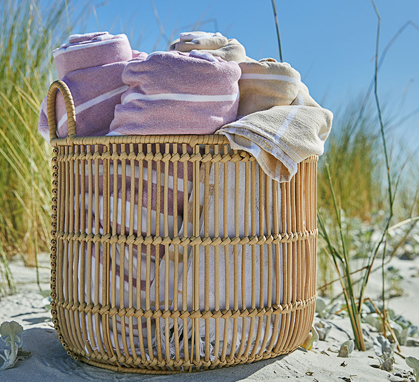 Cesto con teli mare su una spiaggia