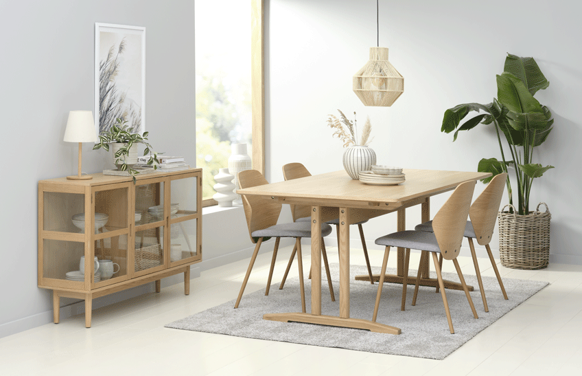 Tavolo e sedie in legno chiaro
